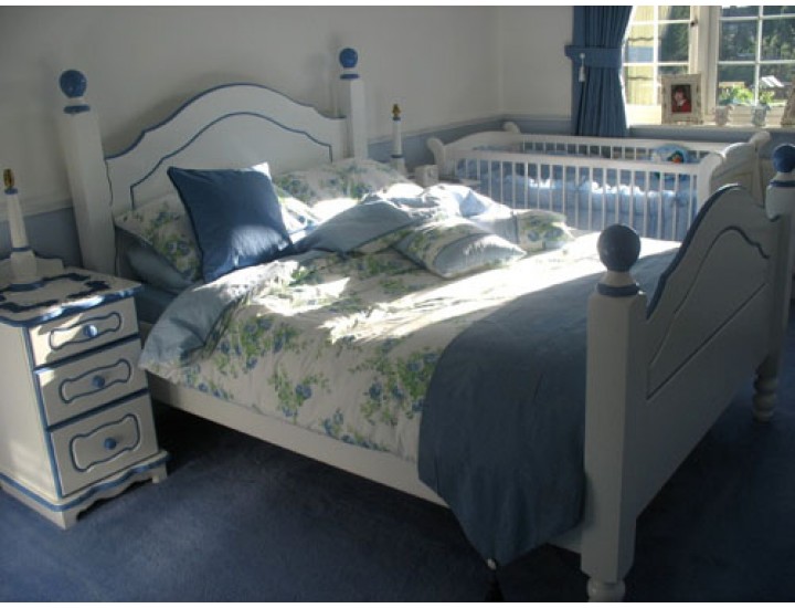 Double Bed 4ft6 White/Blue Trimmed 