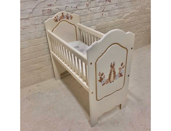 Peter Rabbit Crib With Golden Artwork