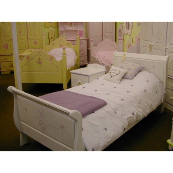Sleigh Bed With Flowery Hearts